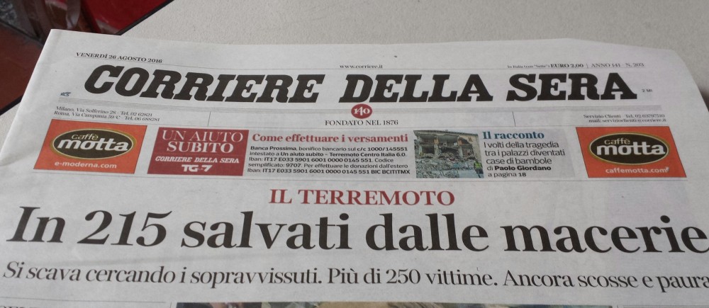 Avisen Corriere della Sera valgte på andendagen efter jordskælvet den 24. august at sætte en god nyhed på forsiden. Indtil da var 215 reddet ud i live fra ruinerne i og omkring Amatrice i det centrale Italien.