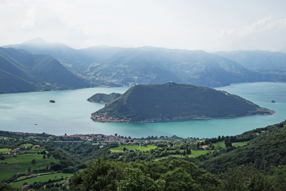 Lake Iseo with the town of Sulzano in the foreground, the island of Monte Isola in the center and the island of San Paolo on the left Photo: Wolfgang Volz