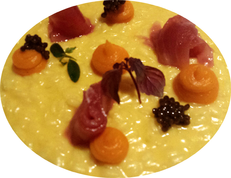 Malerisk Risotto Milanese med rå tunfisk, græskarkreme og kaviar. Komponeret af kokken Felice Lo basso på restraunt Unico i Milano
